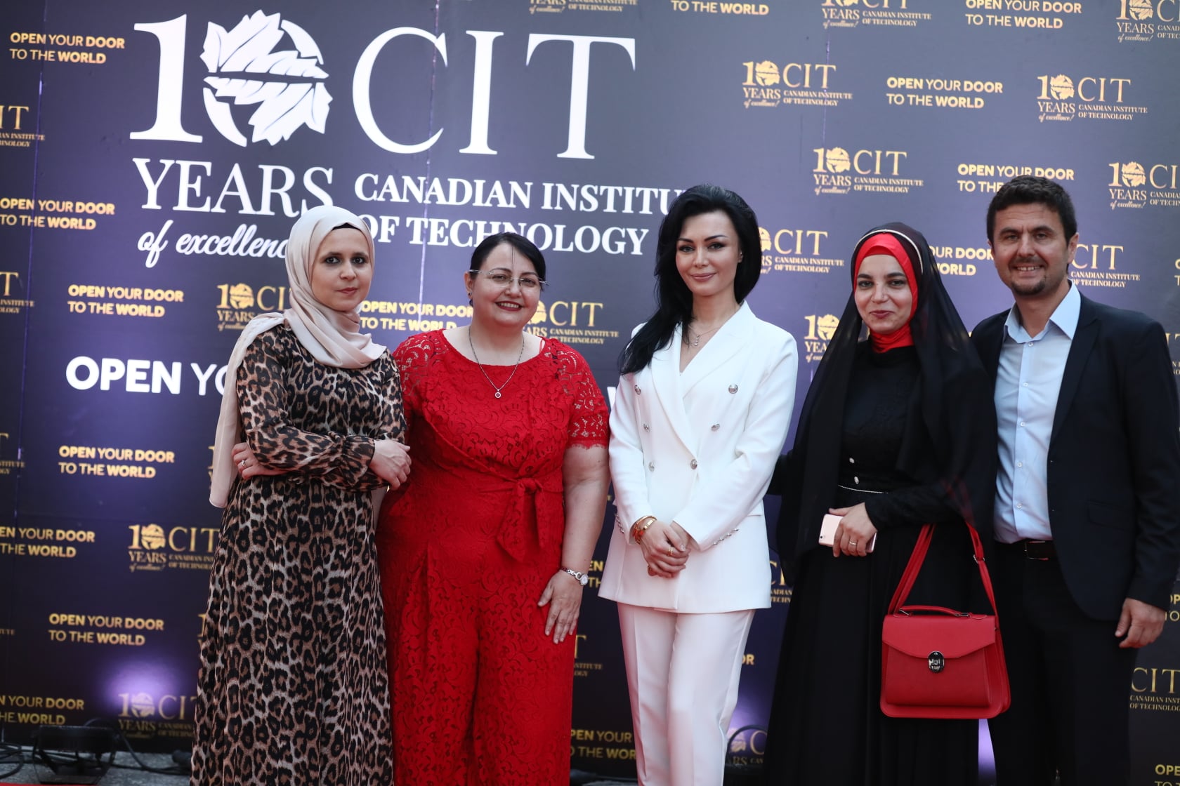 Gjatë gjithë mbrëmjes, ne mbajtëm shumë fjalime inkurajuese dhe mbështetëse për studentët