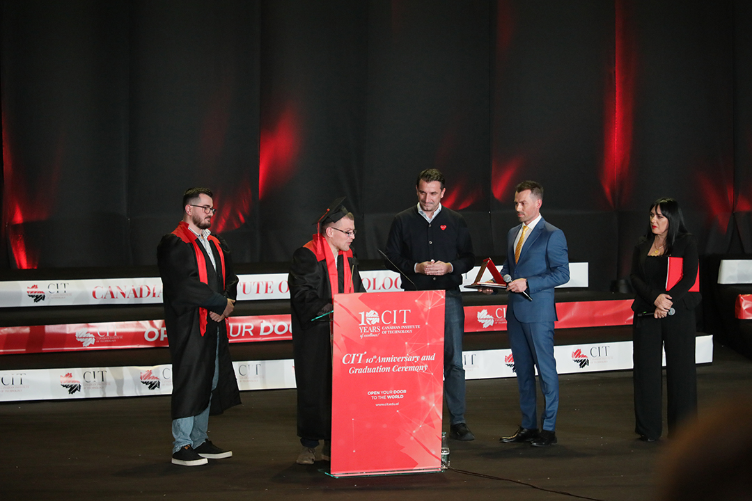 Ne jemi të emocionuar të ndajmë me ju këto momente të ngrohta nga ceremonia jonë e 10-vjetorit dhe e diplomimit