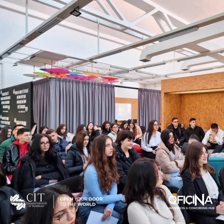 studentët punuan në ndërtimin e një modeli biznesi